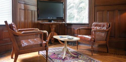 Μια τηλεόραση ή/και κέντρο ψυχαγωγίας στο Forsyth Park Inn