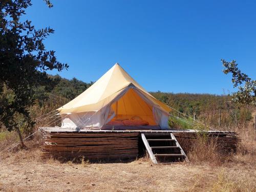una grande tenda posta in mezzo a un campo di Lost Paradise - A night into the Alentejo! a Sabóia