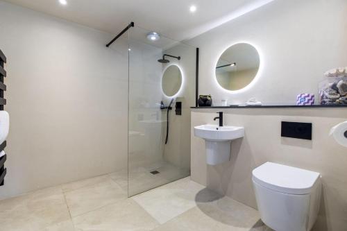 Ένα μπάνιο στο Cartws at Pentrecelyn - styilish barn conversion with large kitchen and outdoor space