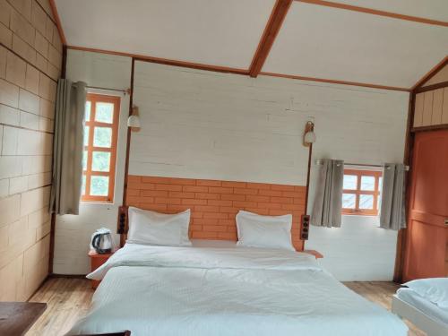 Hotel YAN Residency Naukuchiatal Bhimtalにあるベッド