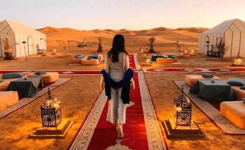 Tetamu yang menginap di Tanmirt desert camp