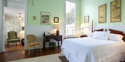 Ένα ή περισσότερα κρεβάτια σε δωμάτιο στο Forsyth Park Inn