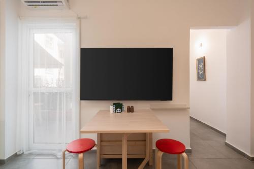 2BR Designer Apt Near Metro With Private Garden