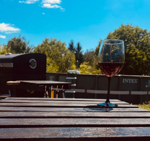 Getränke in der Unterkunft Conacul Perla Bratiei