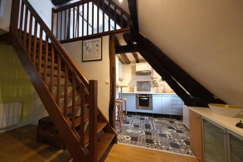 una scala che conduce a una cucina e a un kitchenasteryasteryasteryasteryasteryastery di Le Cocon Douillet a Rouen