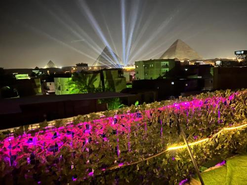 Un jardín fuera de Jana Pyramids view inn