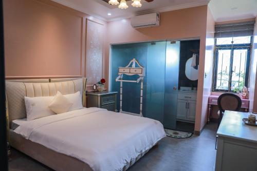 a bedroom with a large bed and a blue closet at Eco Bliss Hotel in Thôn Lại Thê