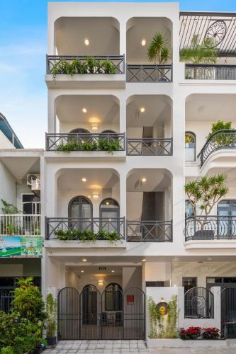 Balkoni atau teres di Amara Apartment - Near My Khe Beach & City Center by The Key