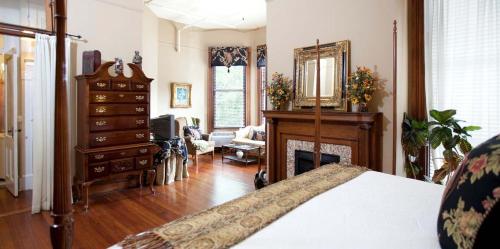 Ένα ή περισσότερα κρεβάτια σε δωμάτιο στο Forsyth Park Inn