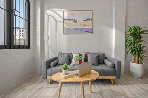 Ruang duduk di Amara Apartment - Near My Khe Beach & City Center by The Key