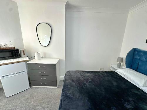 a bedroom with a bed and a mirror at Elohim Double Room in London