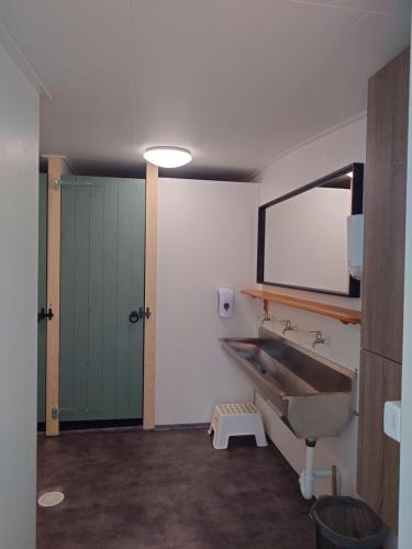 une salle de bain avec un lavabo et un miroir dans l'établissement Gustava Parken - 3 persons cottage, à Hagfors