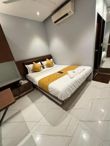 Una cama o camas en una habitación de PWI Inn