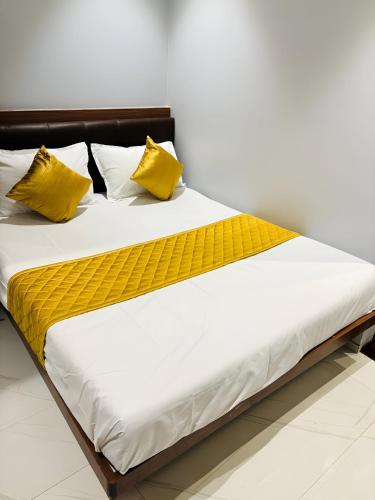 Una cama o camas en una habitación de PWI Inn