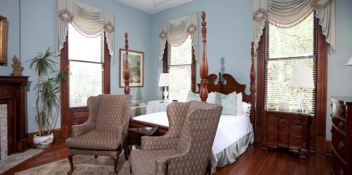 Ένα ή περισσότερα κρεβάτια σε δωμάτιο στο Forsyth Park Inn