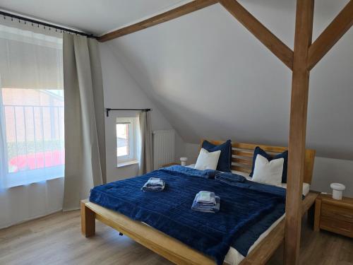 una camera da letto con un letto con un piumone blu di Zentrale Wohnung, Haustiere- und Kinderfreundlich a Weener