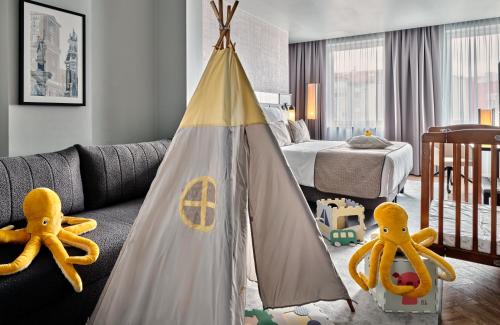 En eller flere senge i et værelse på Leonardo Royal Hotel Warsaw