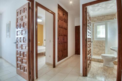 パルスにあるCasonaのトイレと洗面台付きのバスルーム