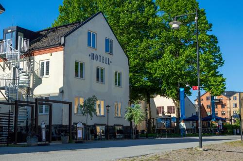 a white building on the side of a street at Hotell Blå Blom in Gustavsberg