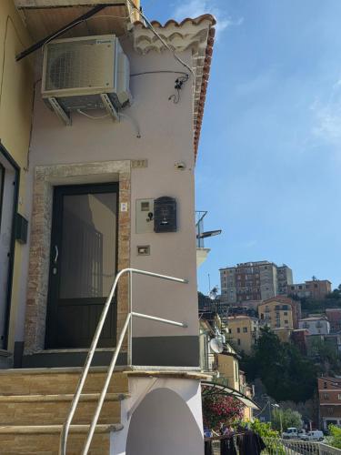 Το κτήριο όπου στεγάζεται  το διαμέρισμα