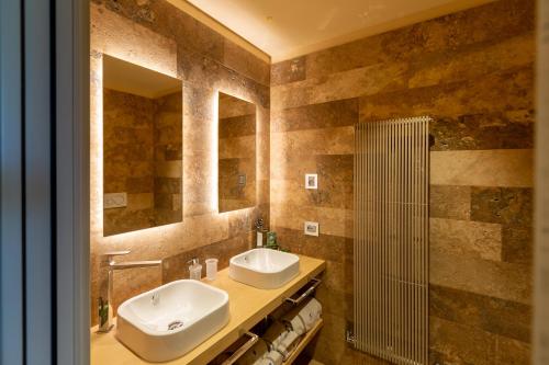 łazienka z dwiema umywalkami i prysznicem w obiekcie Villa Svetoni Wine Resort w mieście Montepulciano