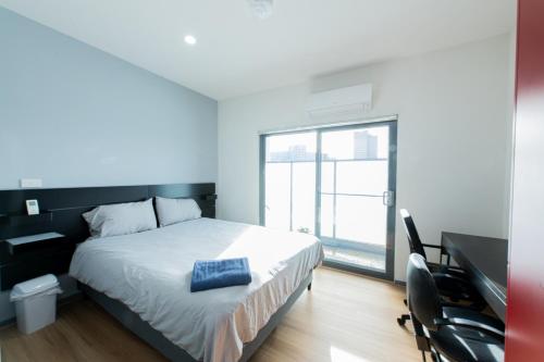 Кровать или кровати в номере Melbourne Studio Apartments Hotel - 138 Elgin Carlton