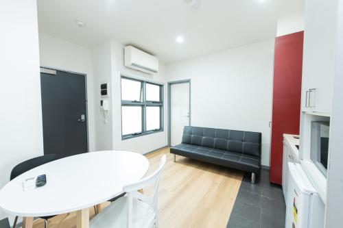 Гостиная зона в Melbourne Studio Apartments Hotel - 138 Elgin Carlton