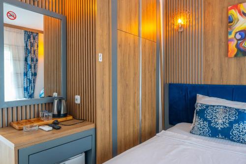 Una cama o camas en una habitación de Halikarya Restaurant & Beach Hotel