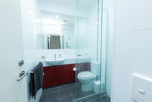 Ванная комната в Melbourne Studio Apartments Hotel - 138 Elgin Carlton