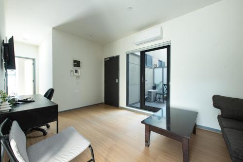 Гостиная зона в Melbourne Studio Apartments Hotel - 138 Elgin Carlton