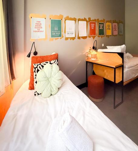 Ένα ή περισσότερα κρεβάτια σε δωμάτιο στο De Pijp Boutique Hotel