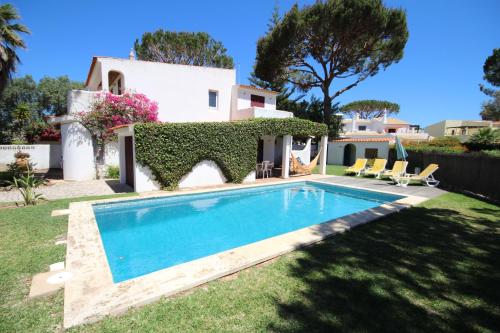 a house with a swimming pool in the yard at Villa Dantas by amcf in Vilamoura