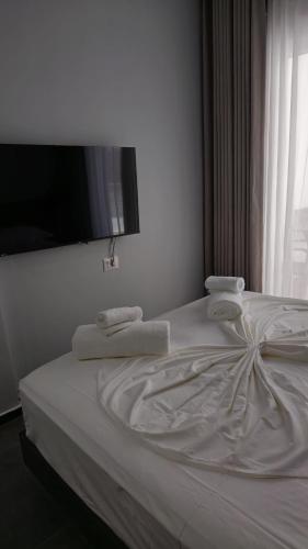シェンジンにあるHermanos Apartment 109の白いベッド(タオル付)