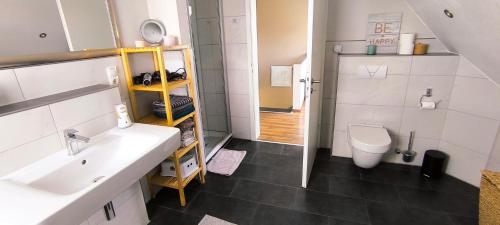 カルカーにあるFerienhaus Niederrhein Kalkarの洗面台とトイレ付きのバスルーム