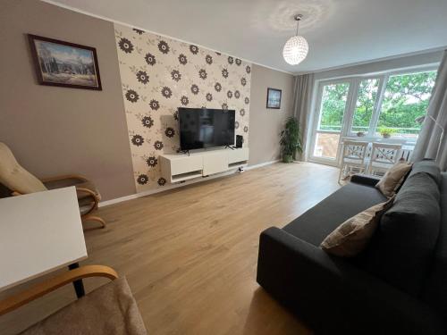 Μια τηλεόραση ή/και κέντρο ψυχαγωγίας στο Apartament blisko plaży