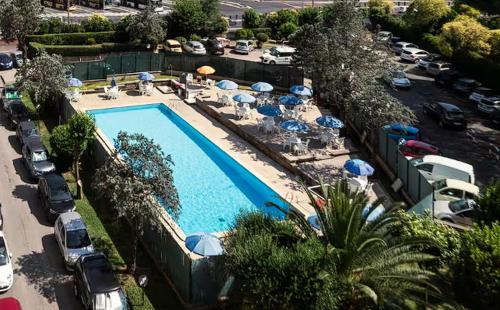 Elegant and cozy room with AC Swimming pool Free parking Subway station 2 min walking