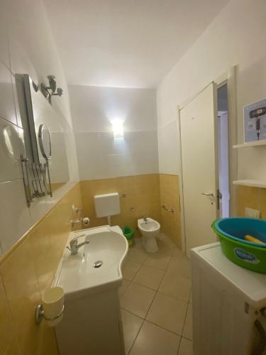 un baño con lavabo e inodoro en MORADIAS I02/C, en Prainha