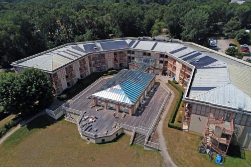d'un grand bâtiment avec un toit. dans l'établissement Résidence Pierre & Vacances Les Jardins de la Côte d'Opale, à Le Touquet-Paris-Plage
