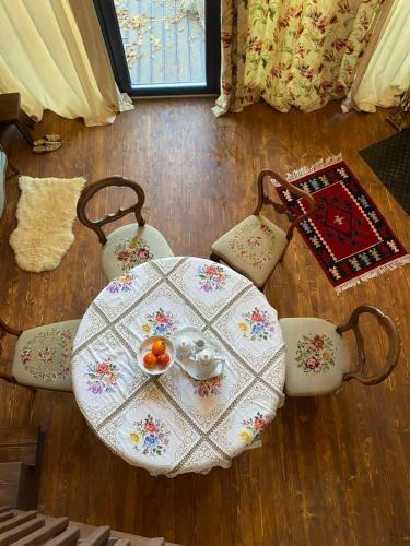 a table and chairs with a table andasteryasteryasteryasteryasteryasteryasteryastery at Там, де файно in Onokovtsy