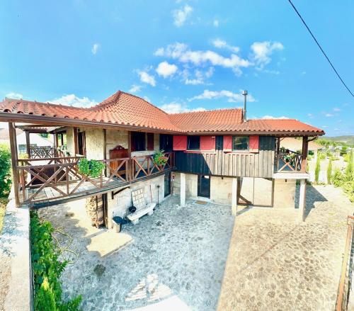 a house with a red roof and a balcony at Casa da Montanha in Fataunços