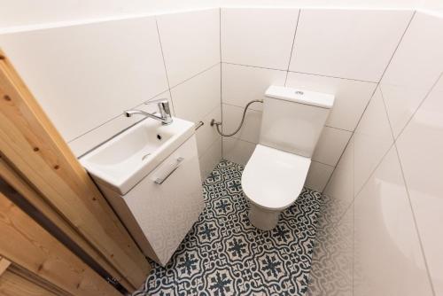 a bathroom with a toilet and a sink at Chalupa Mezi stromy 