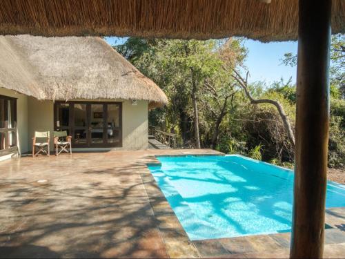Villa con piscina y cabaña en Kokobela Lodge, en Phalaborwa