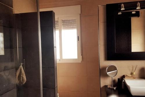 a bathroom with a shower and a sink and a mirror at Casa para disfrutar de ella y su entorno in Águilas