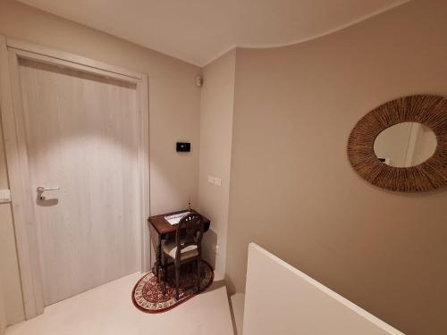 a small room with a door and a mirror at Il Faggio Rosso - Bed & Breakfast in Moncalieri