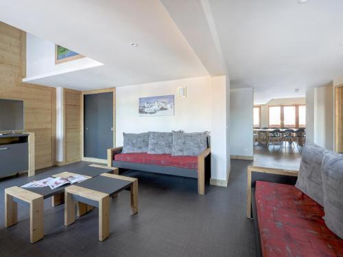 un salon avec un canapé et une table dans l'établissement Magnifique duplex rénové 7 pièces, proche pistes, sauna, hammam, salle de fitness - FR-1-181-2341, à La Plagne Tarentaise