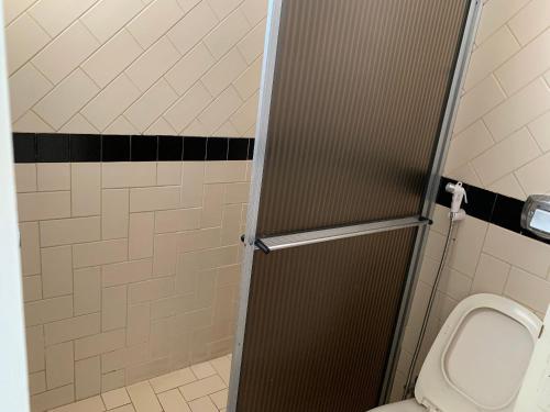 a bathroom with a toilet and a shower stall at Eldorado Flat Service Host Hub | Localização Top em frente ao Clube Privé in Caldas Novas