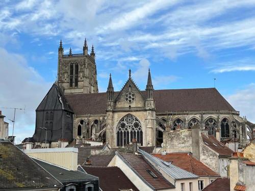 una gran iglesia con campanario y tejados en Meaux Centre 2 Vue cathédrale, en Meaux
