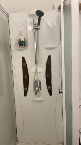 two skis are hanging on a wall in a shower at Meaux Centre 2 Vue cathédrale in Meaux