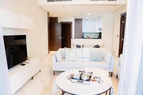 Cozy 1BR with Canal Views in Business Bay