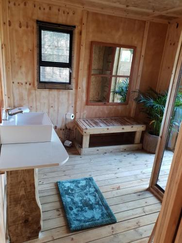 a bathroom with a sink and a bench in a cabin at Sielerus in The Crags